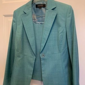 Elegant Kasper aqua skirt suit